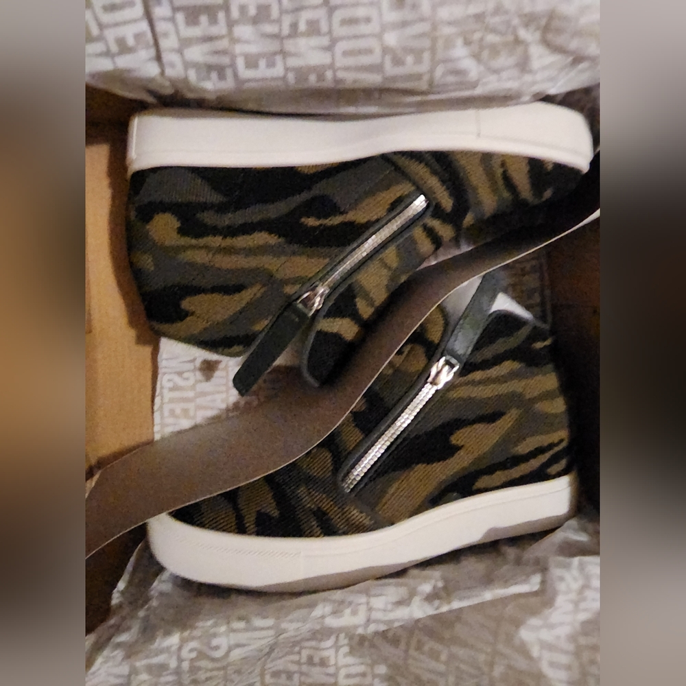 BNIB Steve Madden Click Green Camo Heel Wedge Sneakers